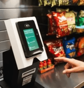 Huésped realizando un pago sin efectivo en un punto de cobro inteligente